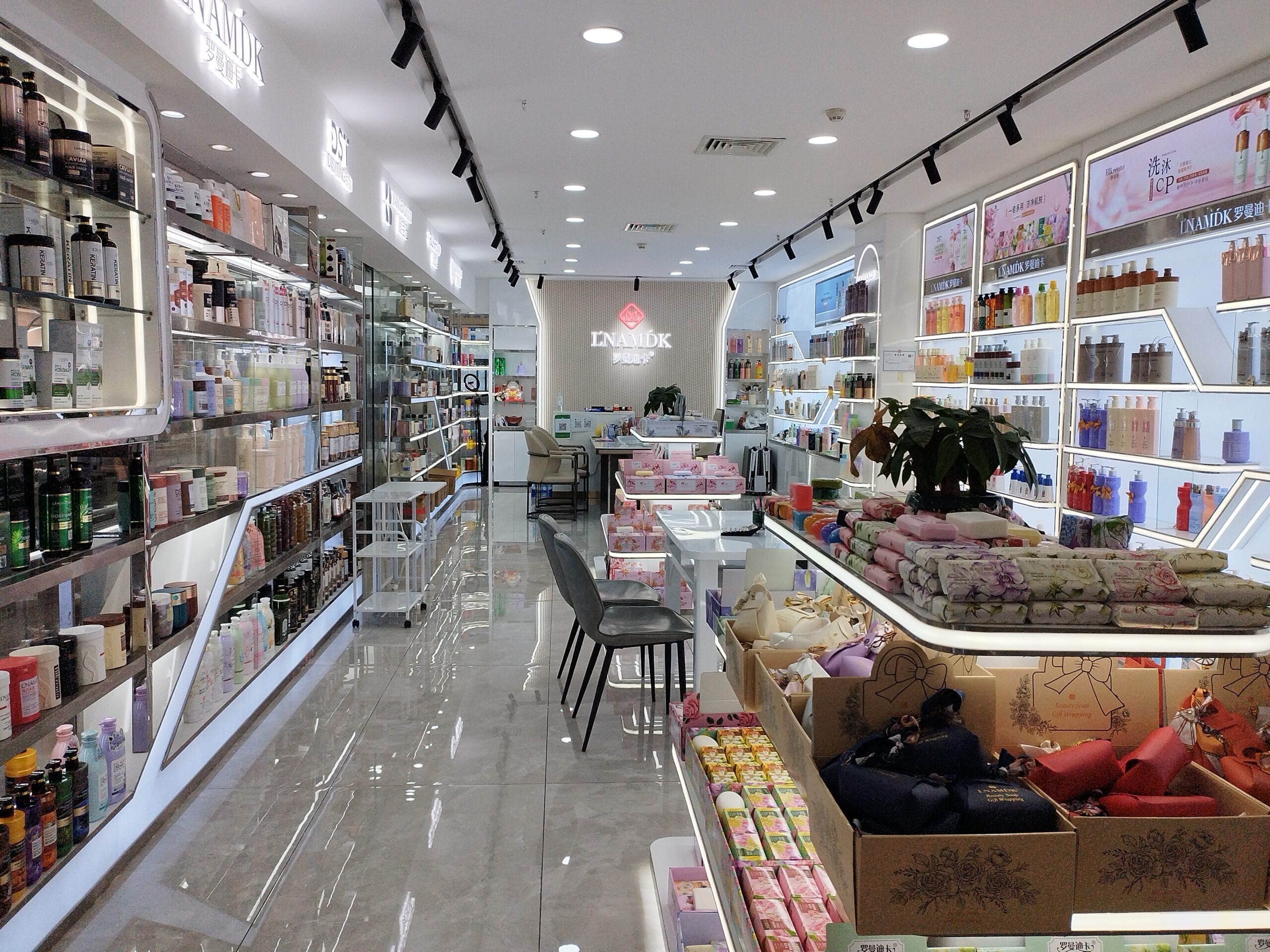 Actual Guangzhou Gaofu showroom and product displays